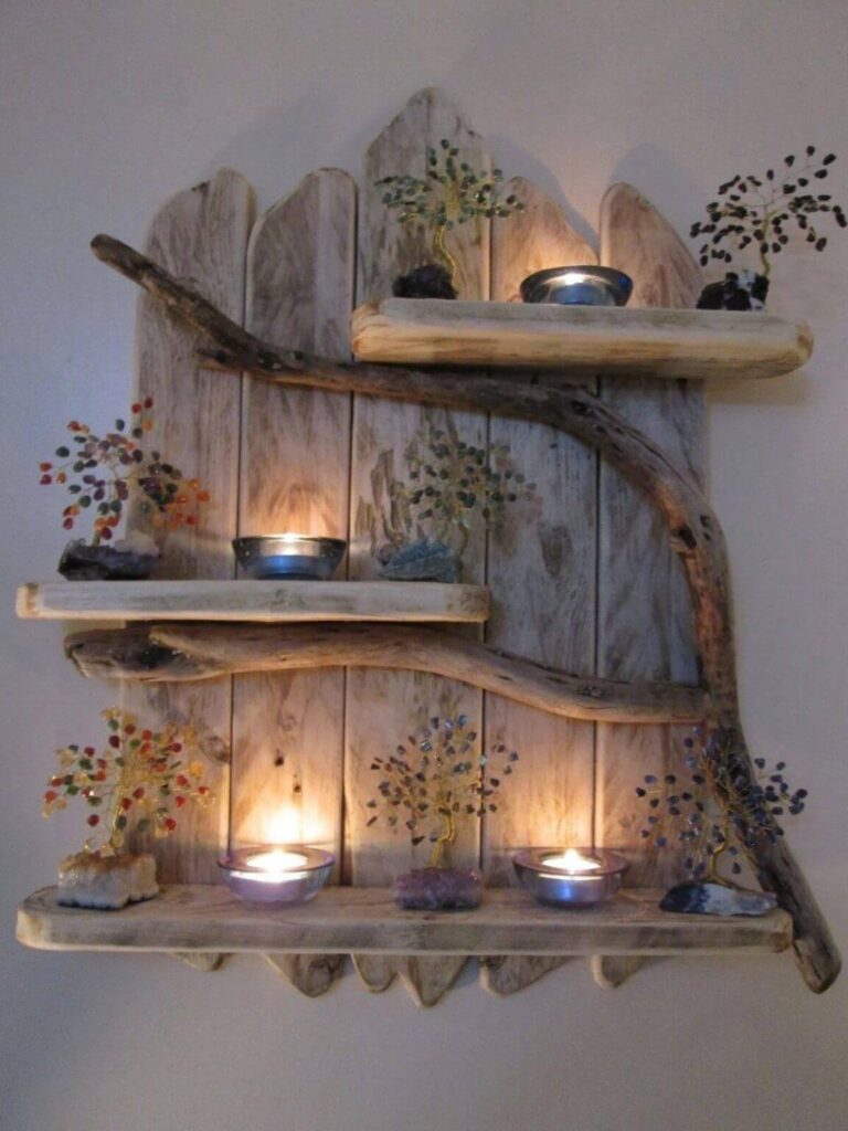 Estantería de madera con velas y detalles artesanales, diseño natural para interiores.