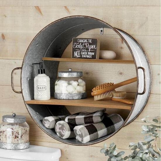 Estantería redonda de metal con toallas, jabón y accesorios para baño.