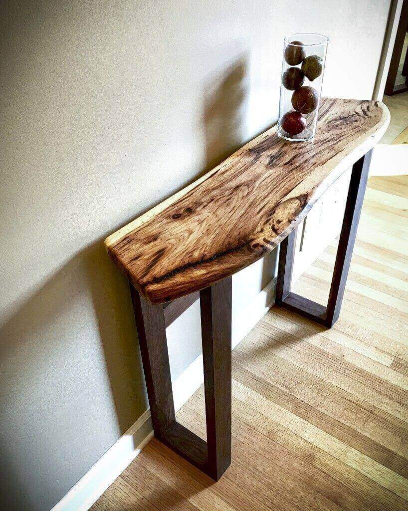 Mesita de madera natural con diseño rústico