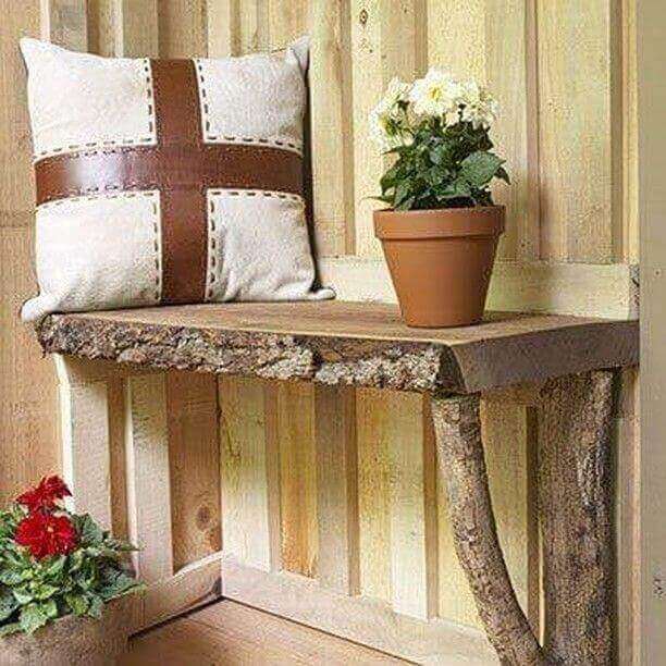 Banco de madera natural con diseño rústico para exteriores