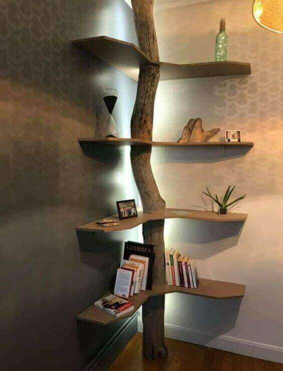 Estantería de madera natural con diseño orgánico