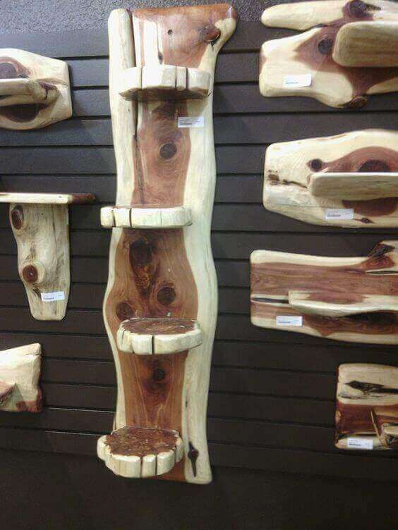 Estanterías de madera natural con diseño artesanal