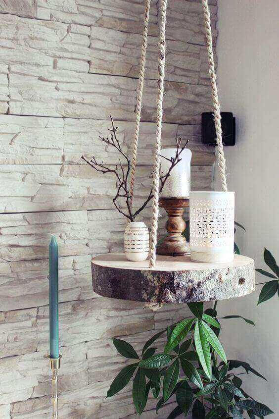 Estantería suspendida de madera natural con diseño rústico