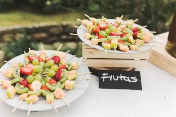 Brochetas de frutas frescas, una opción saludable y ligera para postres de boda