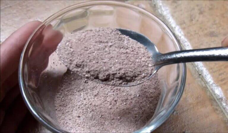 Cebo natural listo: Polvo fino de cacao y harina para controlar roedores.