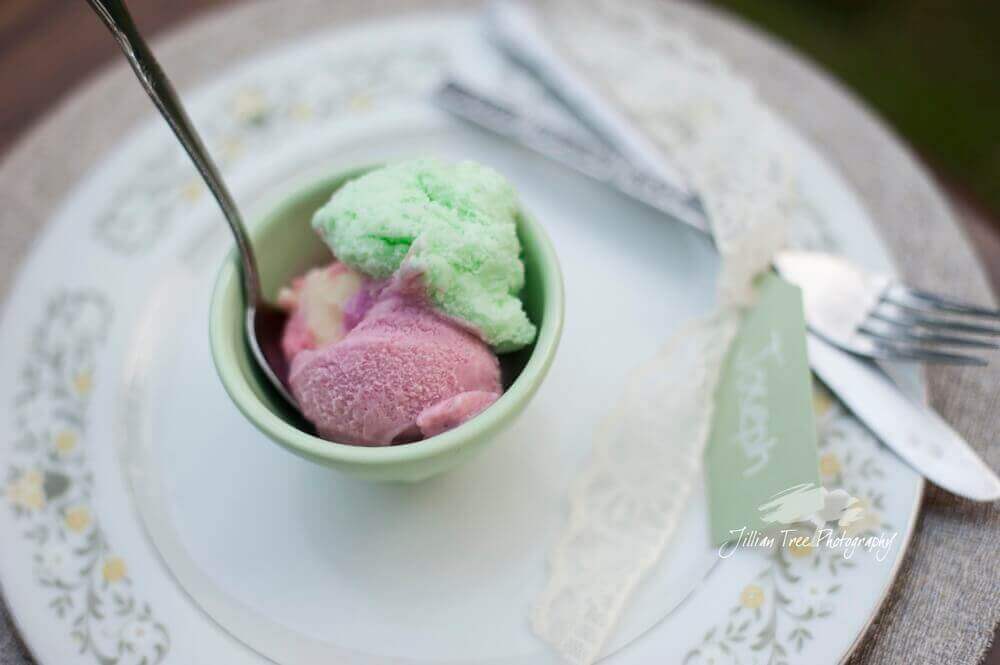 Porción de helado artesanal de varios sabores, servido en una pequeña taza como postre de boda.