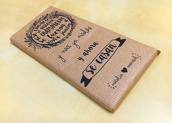 Tableta de chocolate envuelta en papel kraft con mensaje personalizado para regalar a los invitados de boda
