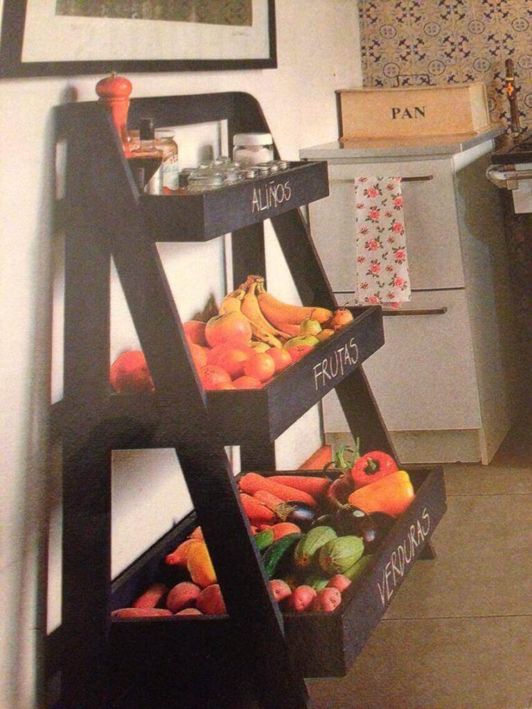 Estantería de escalera negra, ideal para almacenar aliños, frutas y verduras en la cocina.