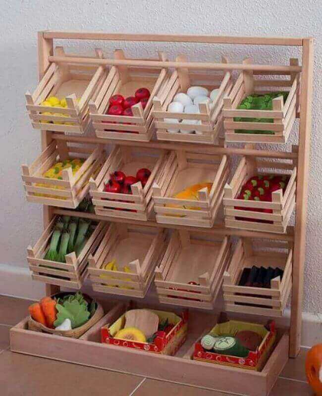 Estantería de madera con múltiples cestas para organizar frutas y verduras.