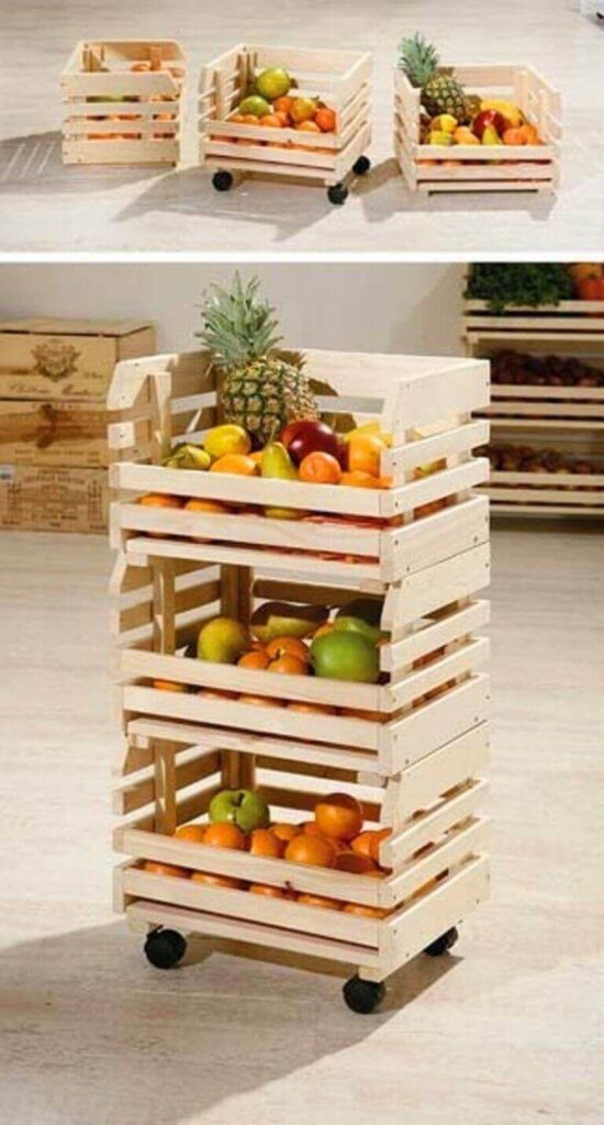 Cestas de madera apilables con ruedas, ideales para almacenar frutas y verduras.