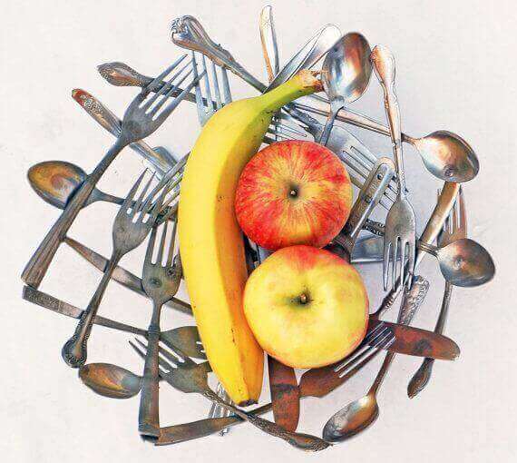 Frutero original hecho con cubiertos reciclados, ideal para decorar cualquier cocina.
