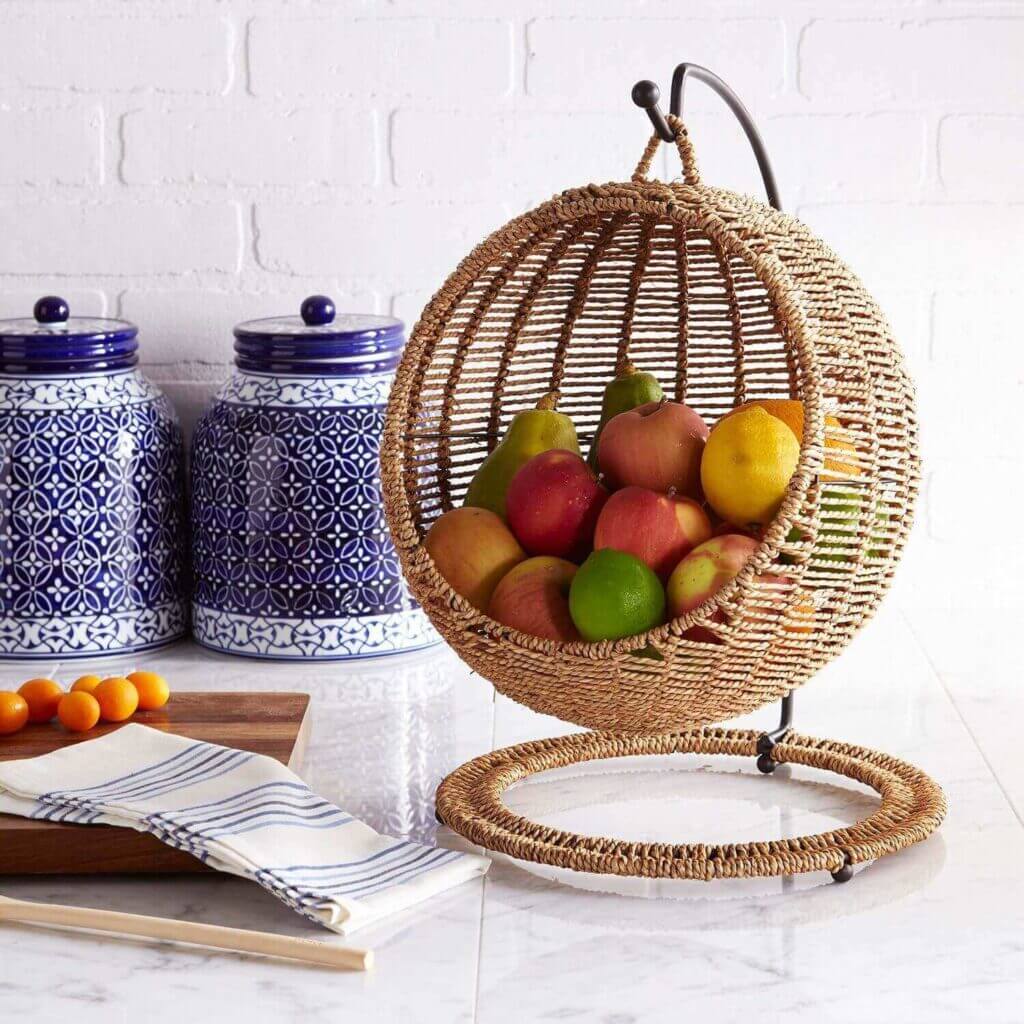 Original frutero esférico de mimbre colgante con base, decoración para cocinas con estilo.