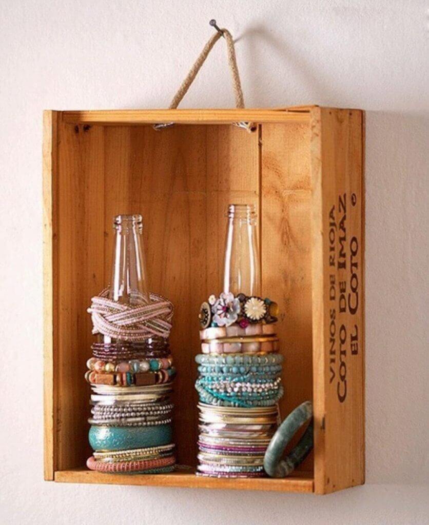 Ideas prácticas para el hogar: Organizador artesanal con botellas decoradas y caja de vino reciclada.