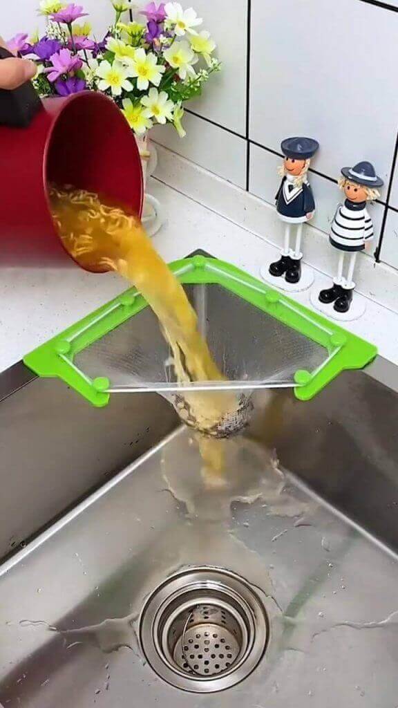 Ideas prácticas para el hogar: Colador verde escurriendo pasta sobre fregadero moderno.