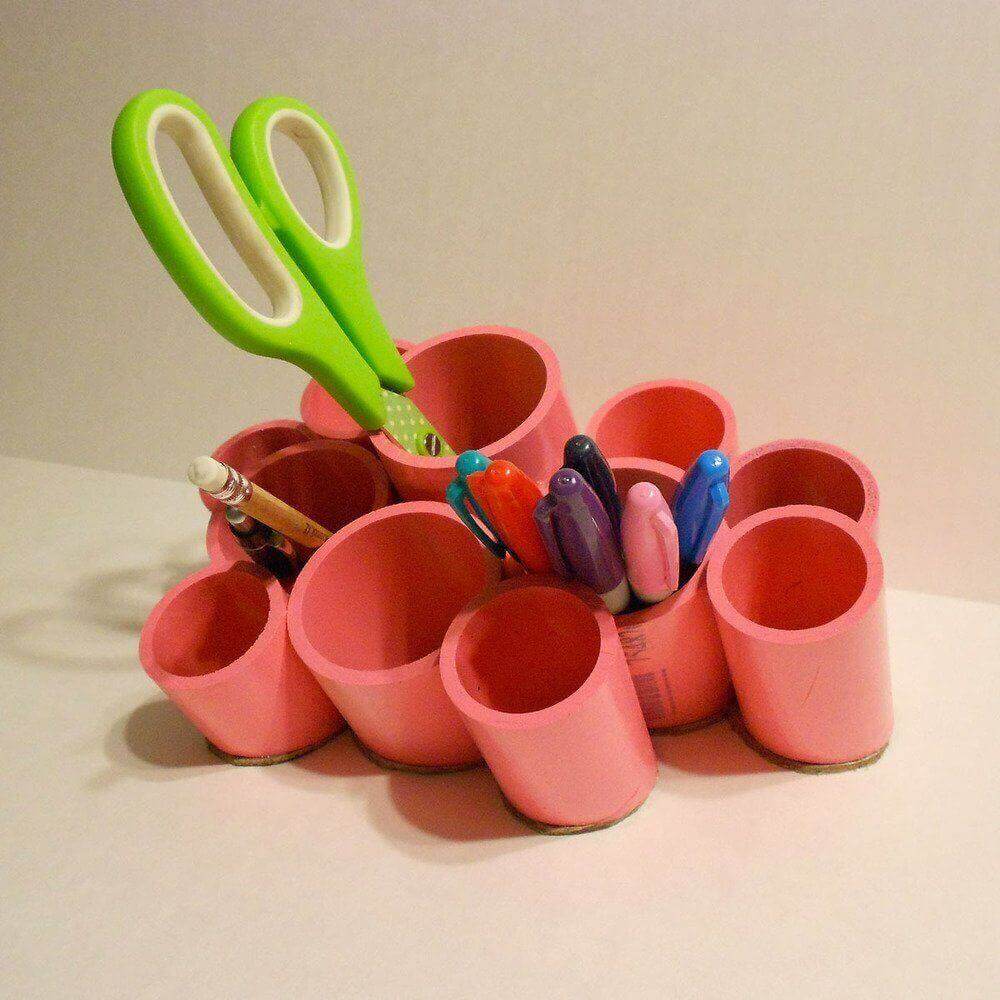 Organizador cilíndrico rosa: Utensilios de papelería agrupados con toque colorido y funcional.