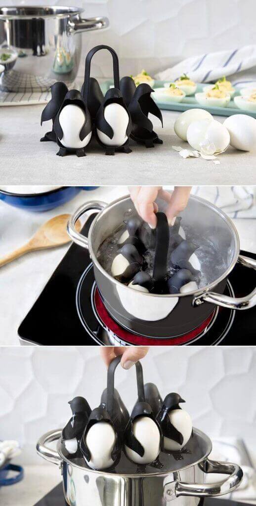 Hueveras con forma de pingüino: Seis huevos hervidos colocados en soporte temático sumergido en olla de cocina.